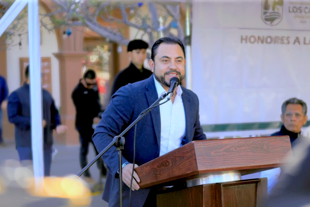 ALCALDE CEREMONIA HONORES LOS CABOS 1