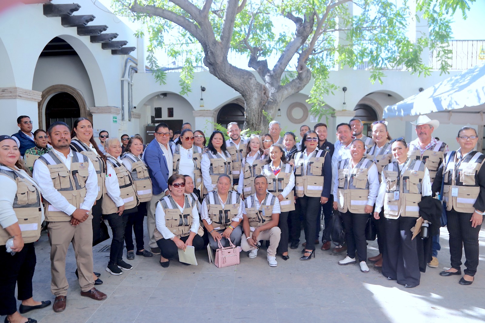 ALCALDE ENTREGA CHALECOS SUBDELEGADOS 1