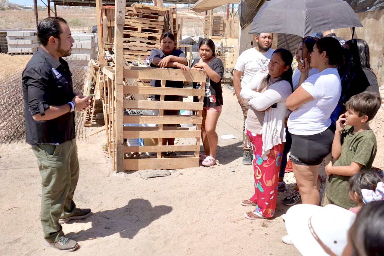CHRISTIAN AGÚNDEZ ENTREGA MATERIALES FAMILIAS CSL 3